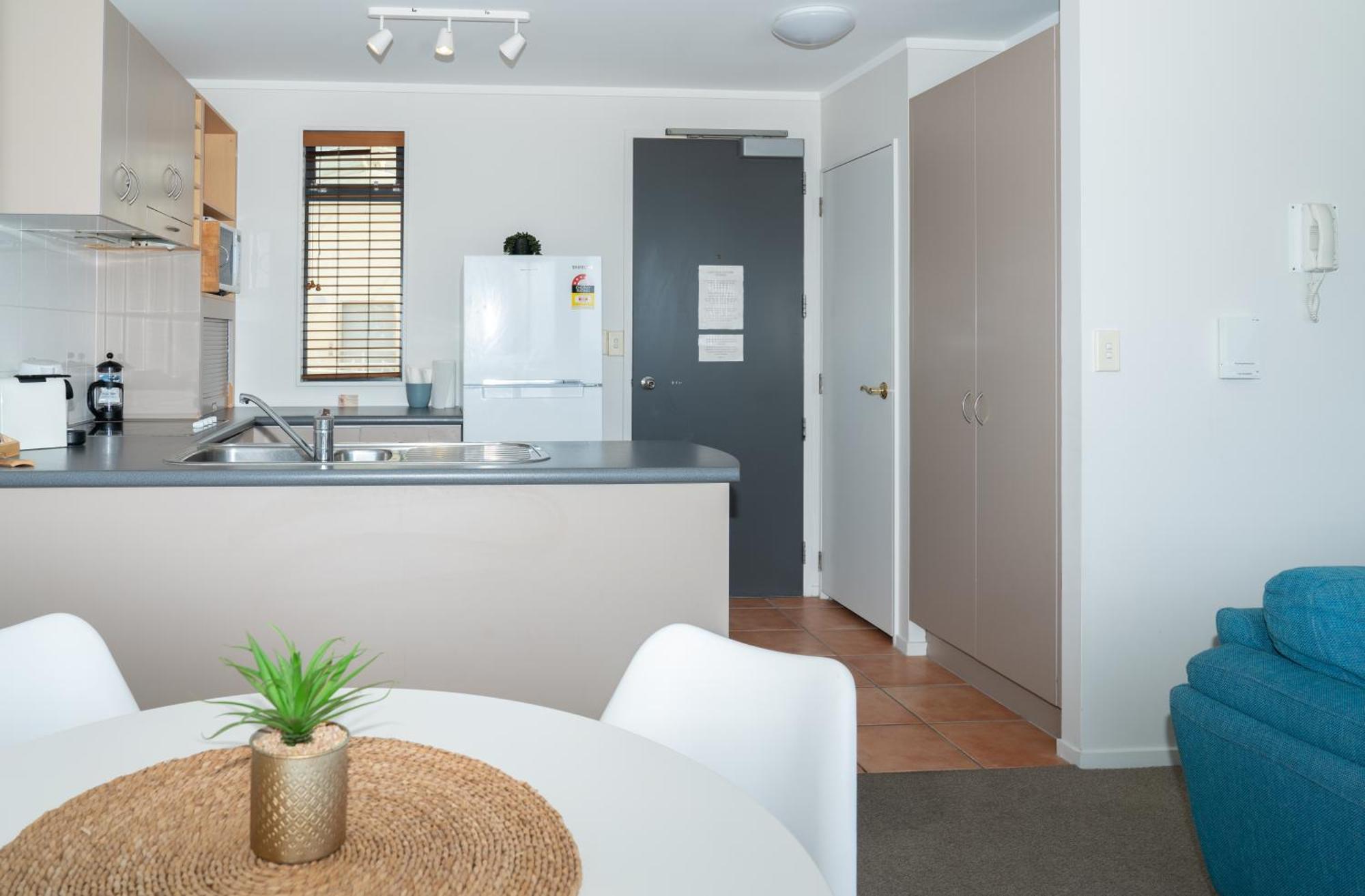 Ocean View Beach Escape - Top Floor Apartments, Mt Maunganui Base Mount Maunganui Exterior photo